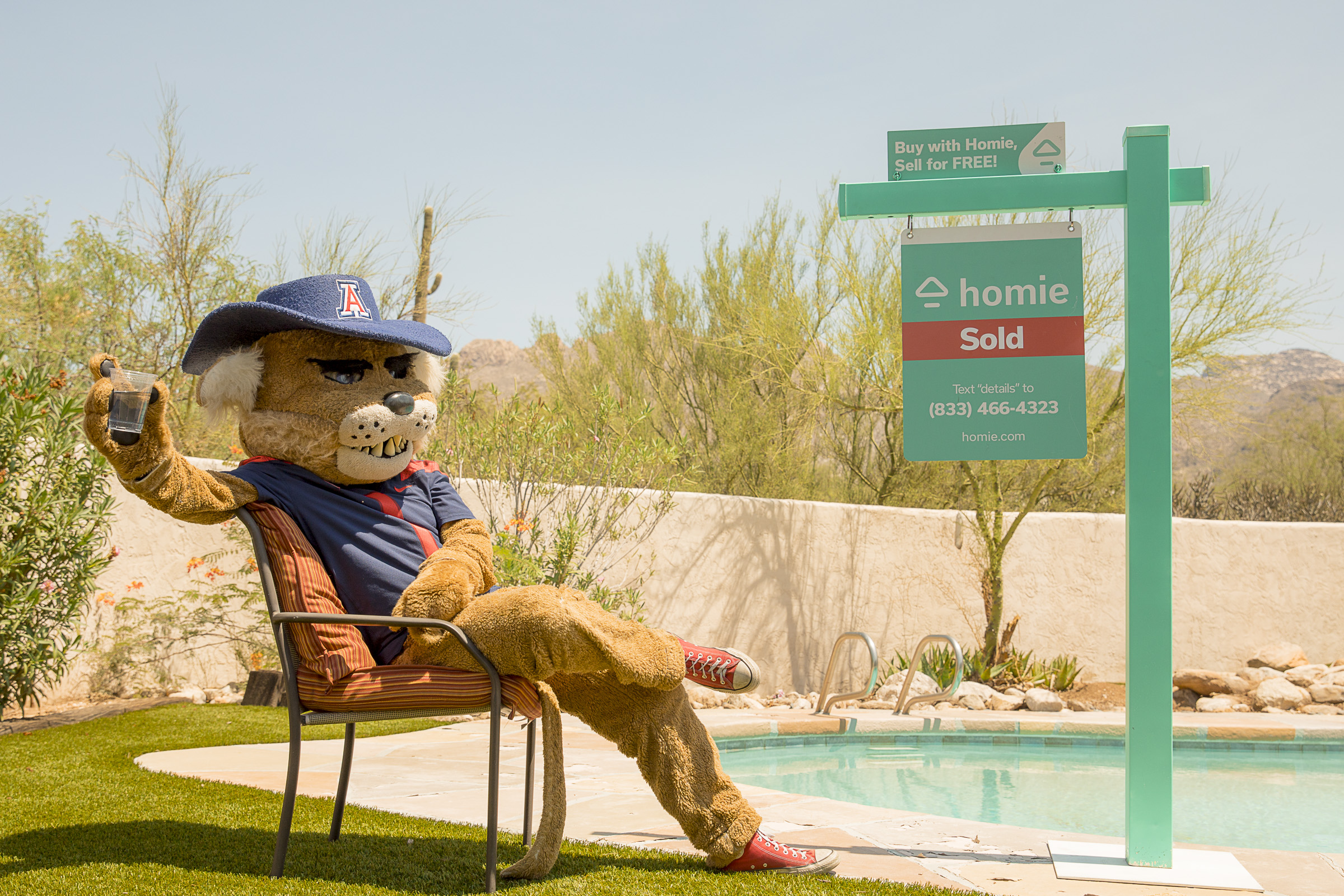 Wilbur the Wildcat welcoming Homie to the Tucson neighborhood.
